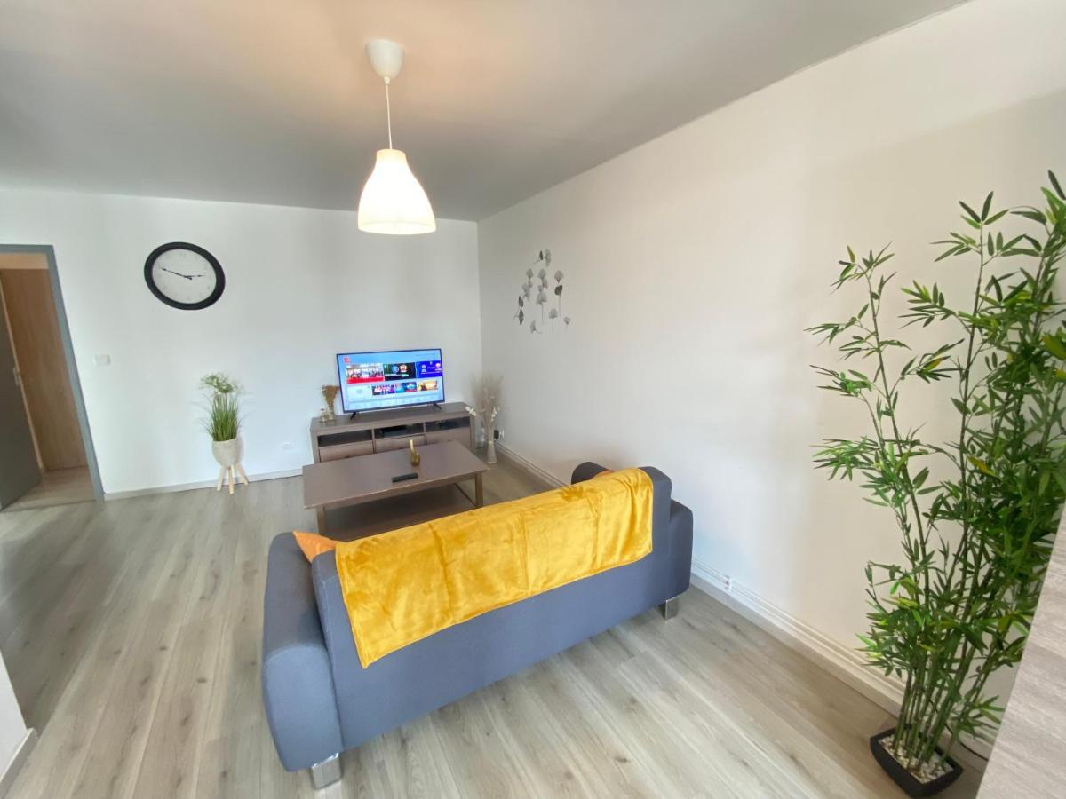 Joli Appartement Avec Parking Gratuit Sur Place Givet Bagian luar foto