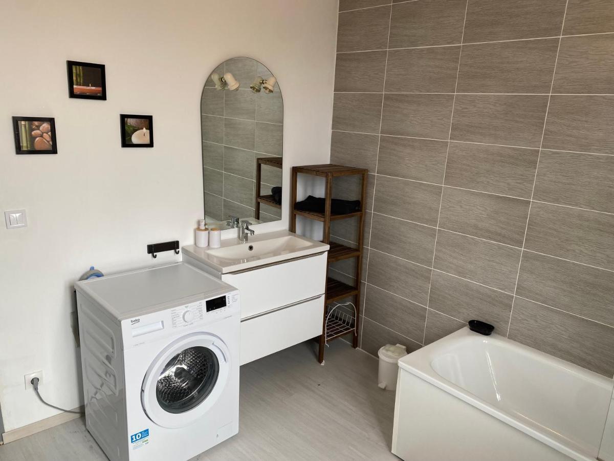 Joli Appartement Avec Parking Gratuit Sur Place Givet Bagian luar foto