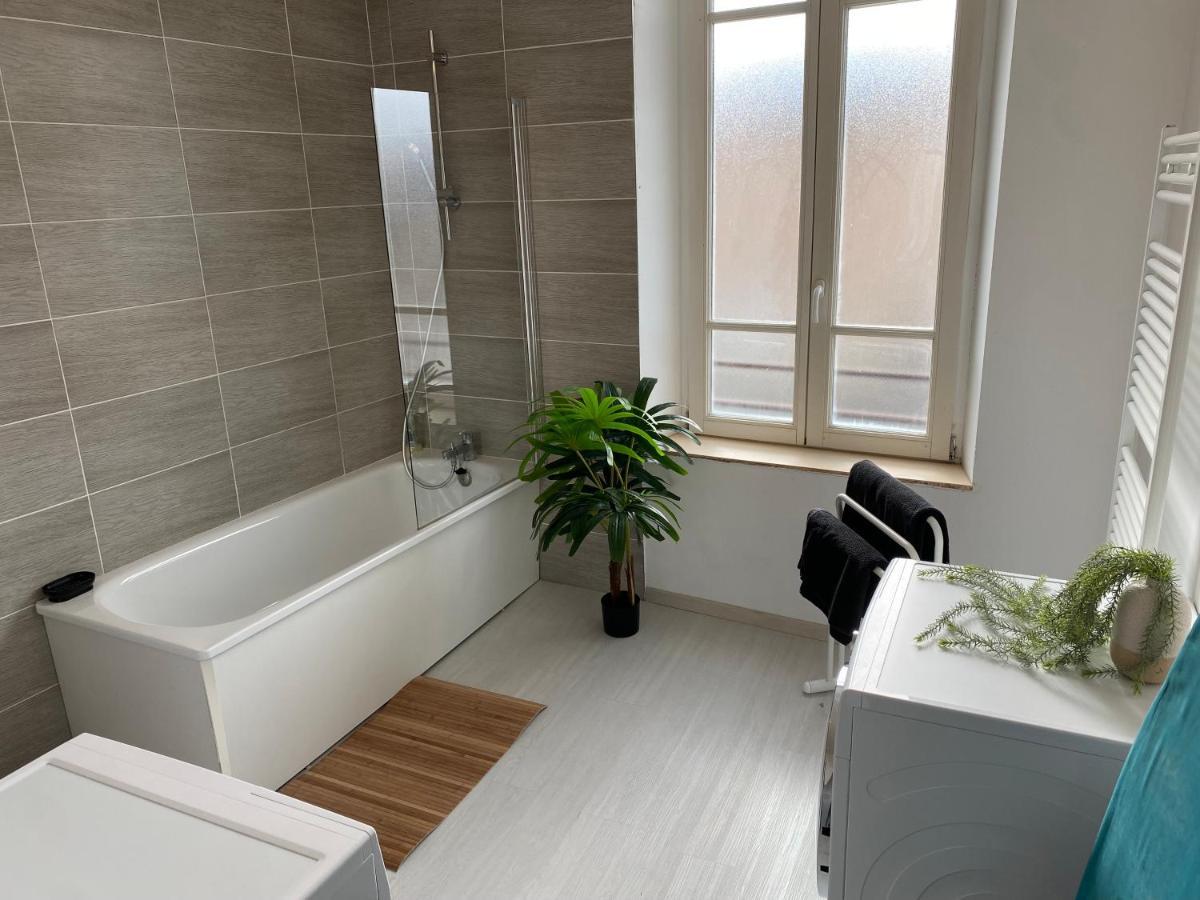 Joli Appartement Avec Parking Gratuit Sur Place Givet Bagian luar foto