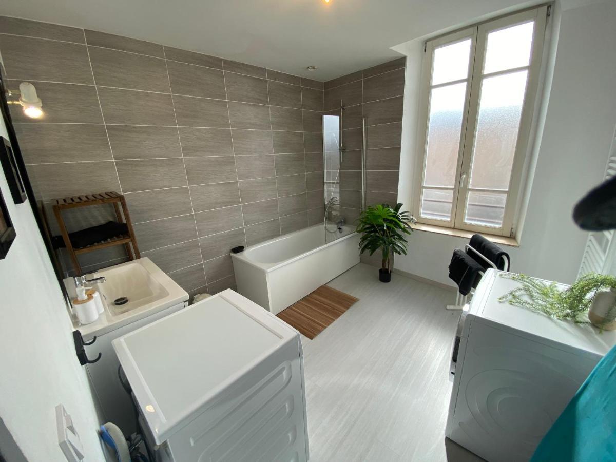 Joli Appartement Avec Parking Gratuit Sur Place Givet Bagian luar foto