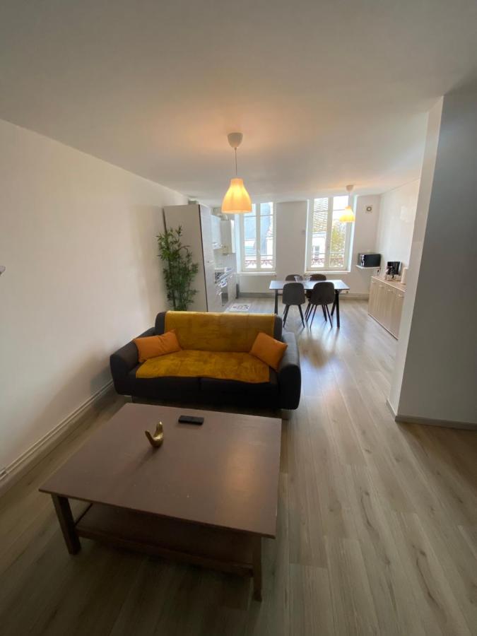 Joli Appartement Avec Parking Gratuit Sur Place Givet Bagian luar foto