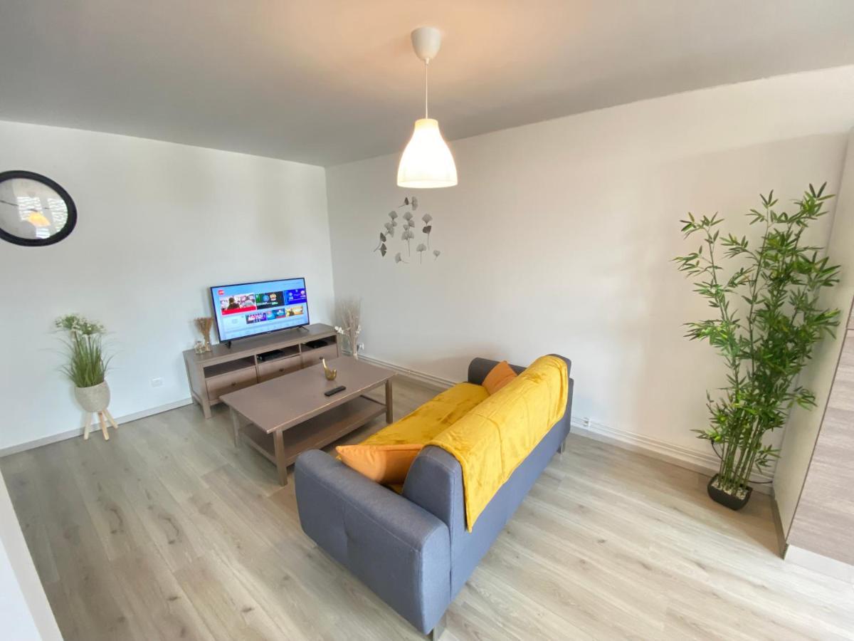 Joli Appartement Avec Parking Gratuit Sur Place Givet Bagian luar foto